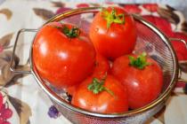 Маринованные помидоры с зеленью и чесноком